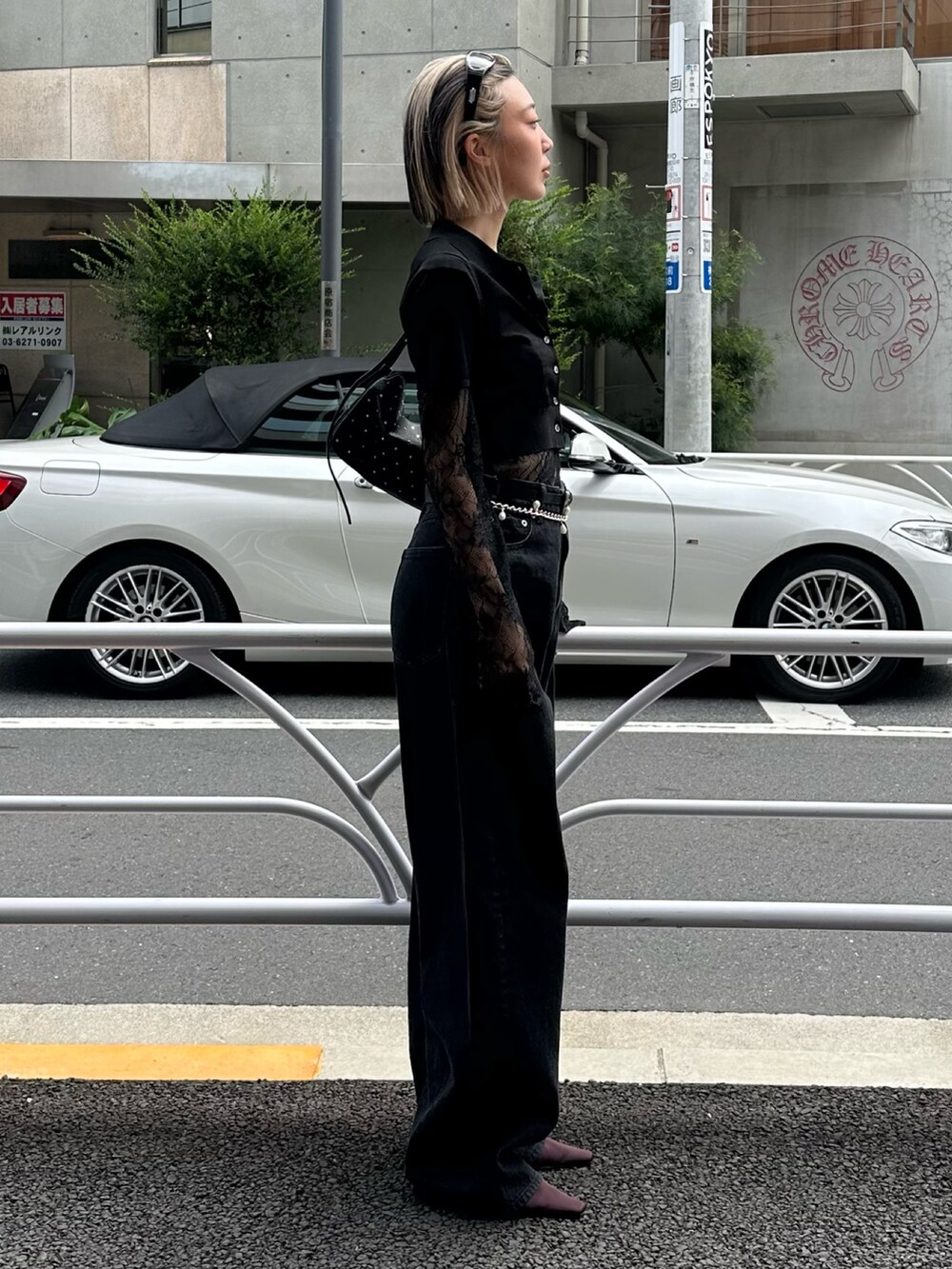 レッド系のパンプス、ブラック系のデニムパンツ、ブラック系のカーディガン/ボレロを着用したレディースの夏コーディネートの2枚目の写真