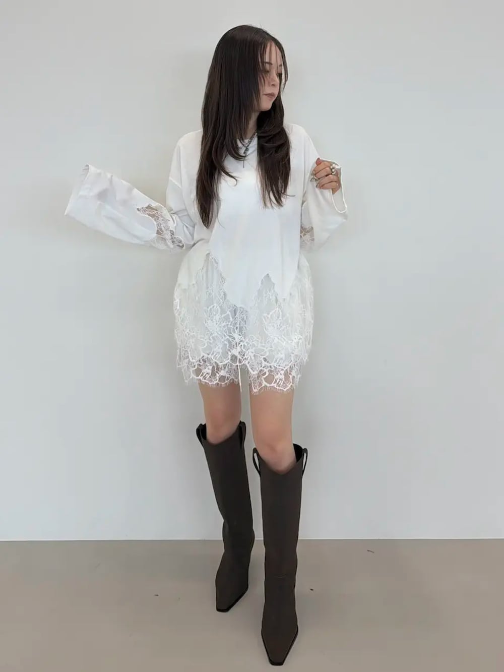 ホワイト系のTシャツ/カットソー、ホワイト系のその他パンツを着用したレディースの夏コーディネートの2枚目の写真