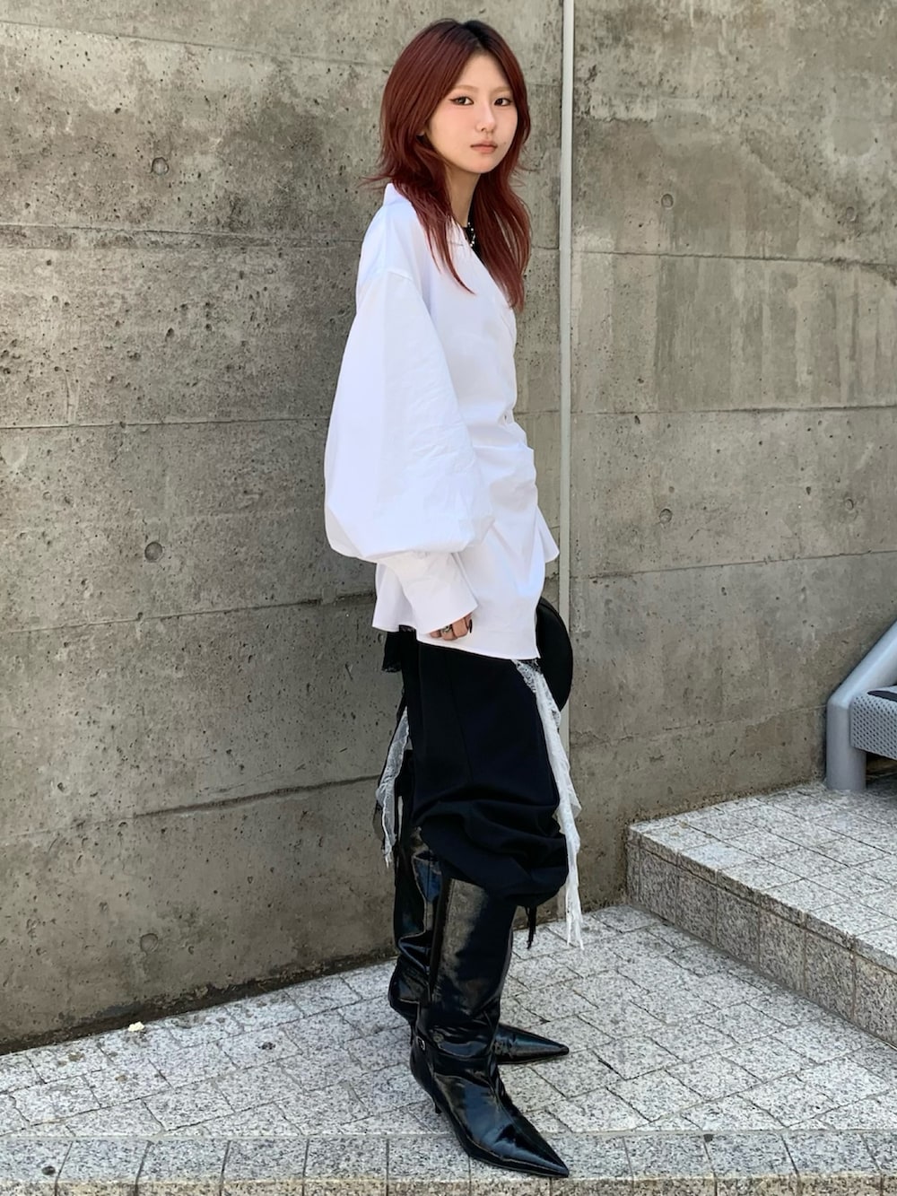 ブラック系のスラックス、ホワイト系のキャミソール、ブラック系のキャミソールを着用したレディースの秋コーディネートの2枚目の写真