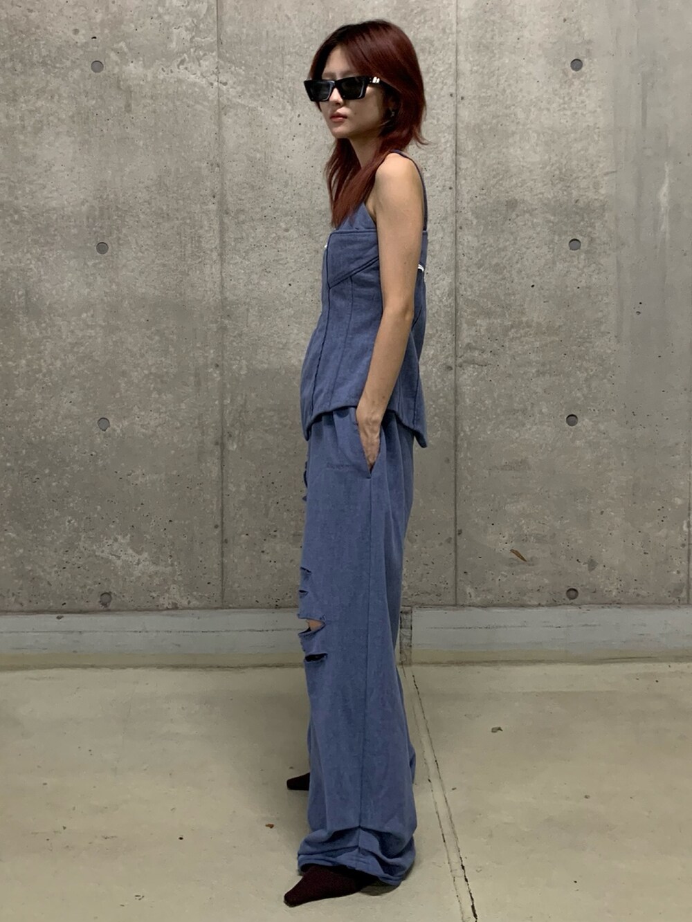 ブルー系のTシャツ/カットソー、ブラック系のパンプスを着用したレディースの秋コーディネートの2枚目の写真