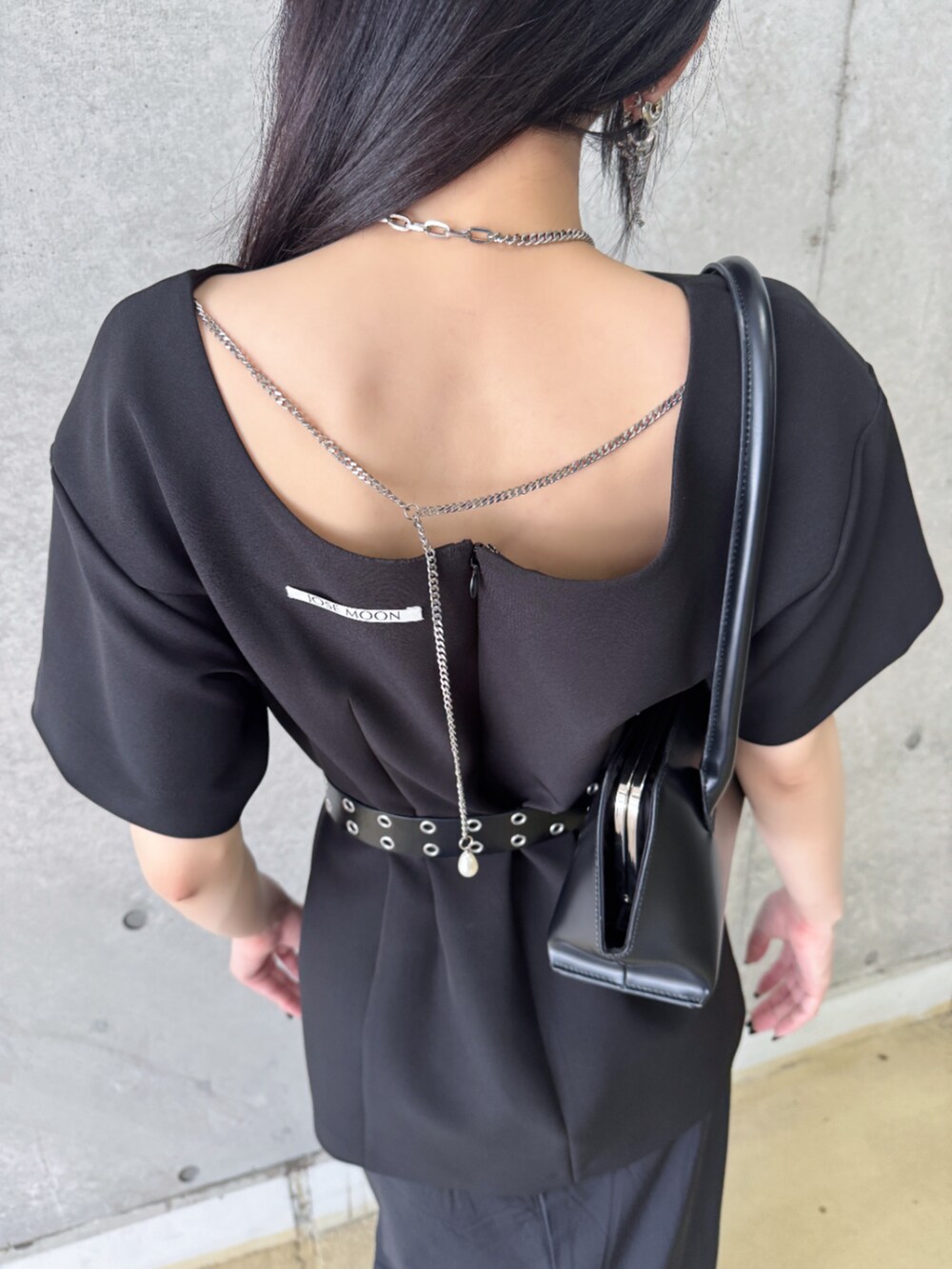 ブラック系のスカート、ブラック系のワンピースを着用したレディースの夏コーディネートの6枚目の写真