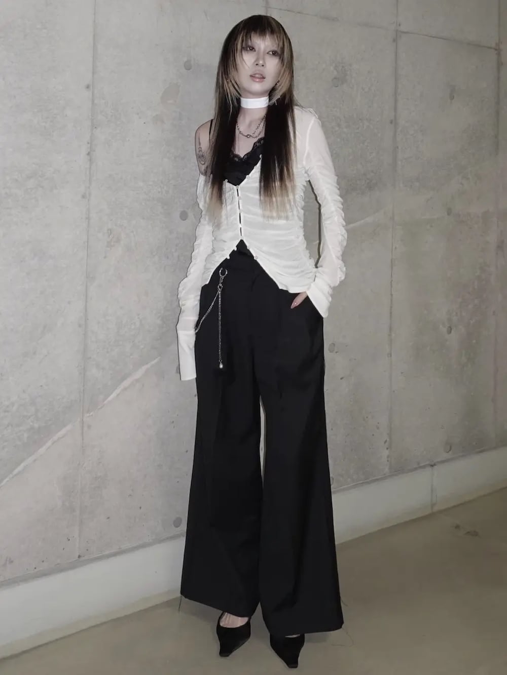 ホワイト系のTシャツ/カットソーを着用したレディースの春コーディネートの2枚目の写真