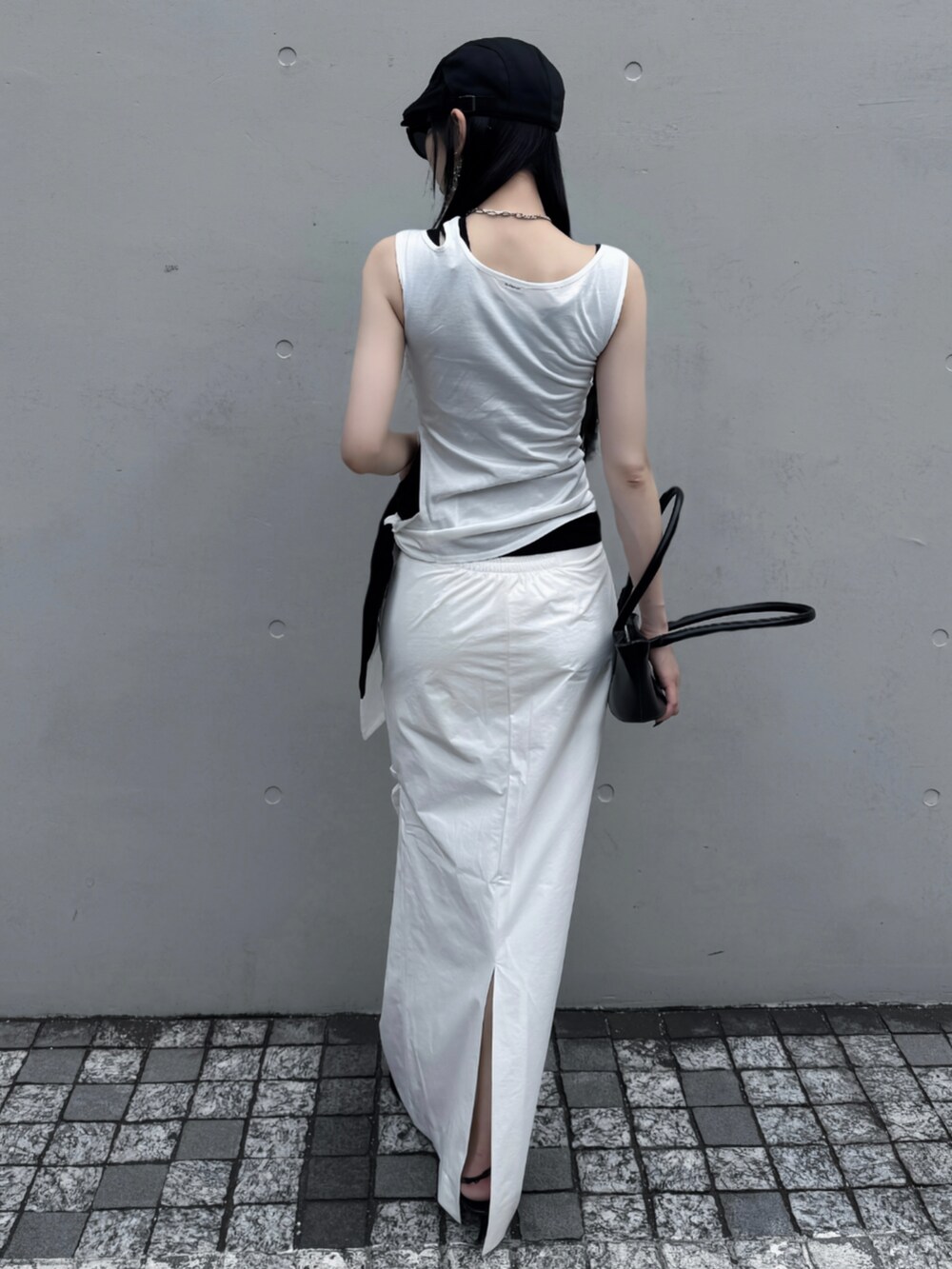 ブラック系のTシャツ/カットソー、ホワイト系のスカート、ホワイト系のTシャツ/カットソーを着用したレディースの夏コーディネートの3枚目の写真