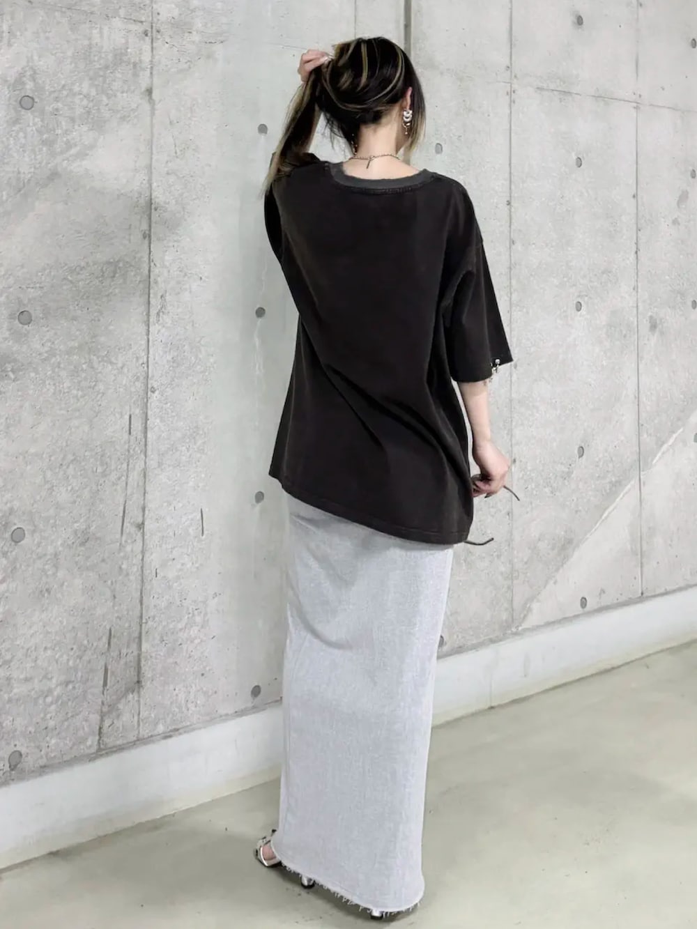 グレー系のTシャツ/カットソー、グレー系のスカートを着用したレディースの春コーディネートの2枚目の写真