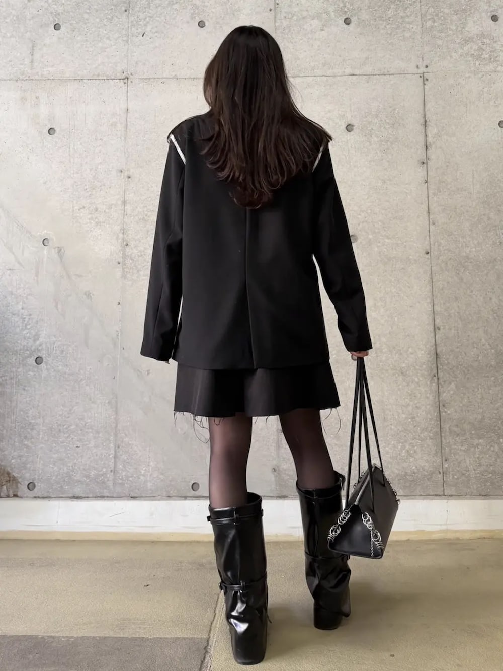 ブラック系のその他トップス、ブラック系のテーラードジャケット、ブラック系のブーツを着用したレディースの冬コーディネートの3枚目の写真