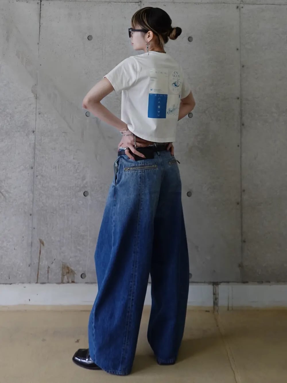 ホワイト系のTシャツ/カットソーを着用したレディースの春コーディネートの3枚目の写真