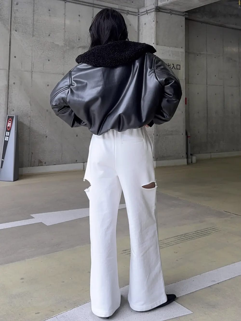 ブラック系のブルゾン、ホワイト系のスウェットパンツを着用したレディースの冬コーディネートの3枚目の写真