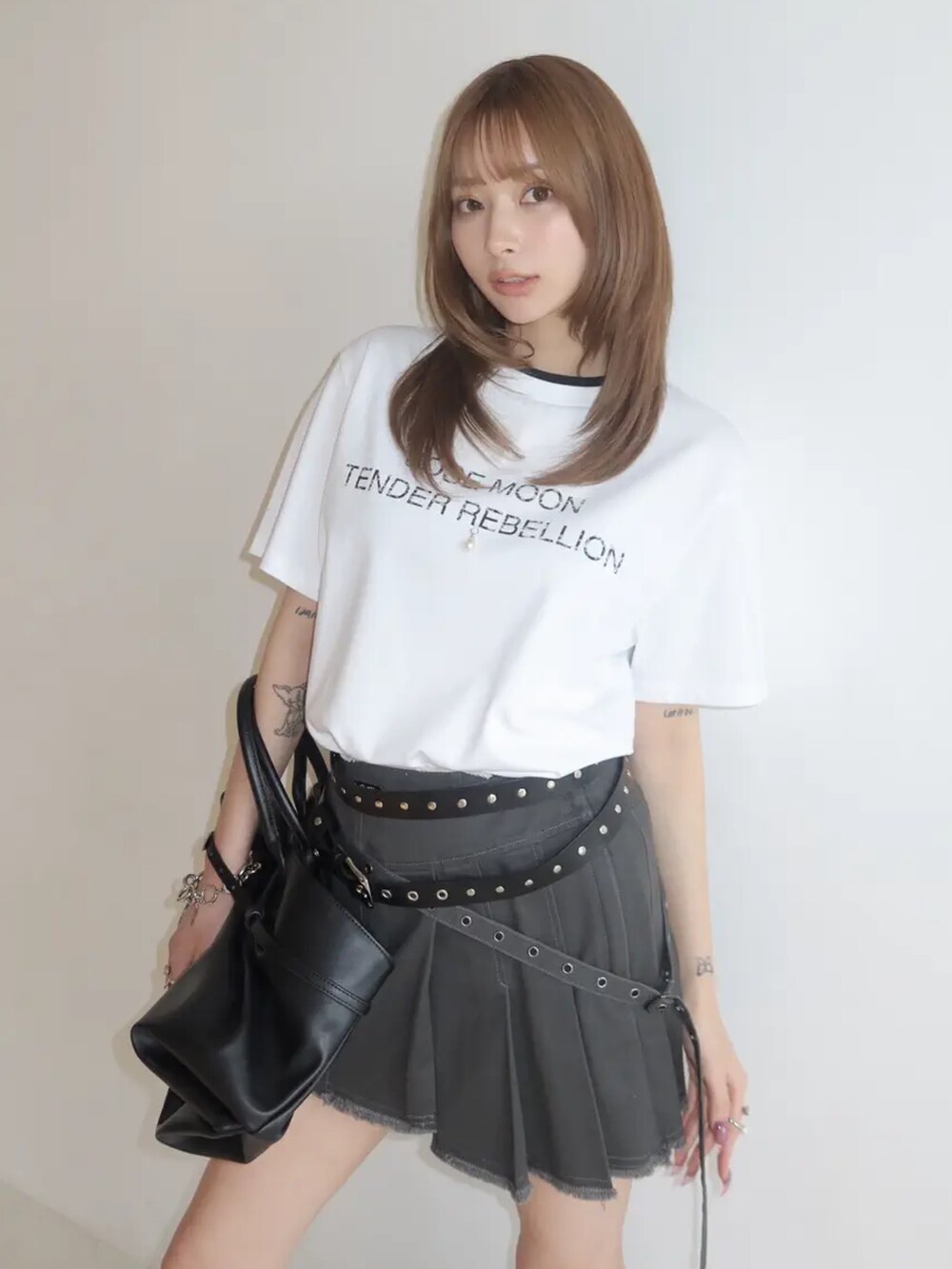 ホワイト系のTシャツ/カットソー、ブラック系のブーツを着用したレディースの夏コーディネートの3枚目の写真