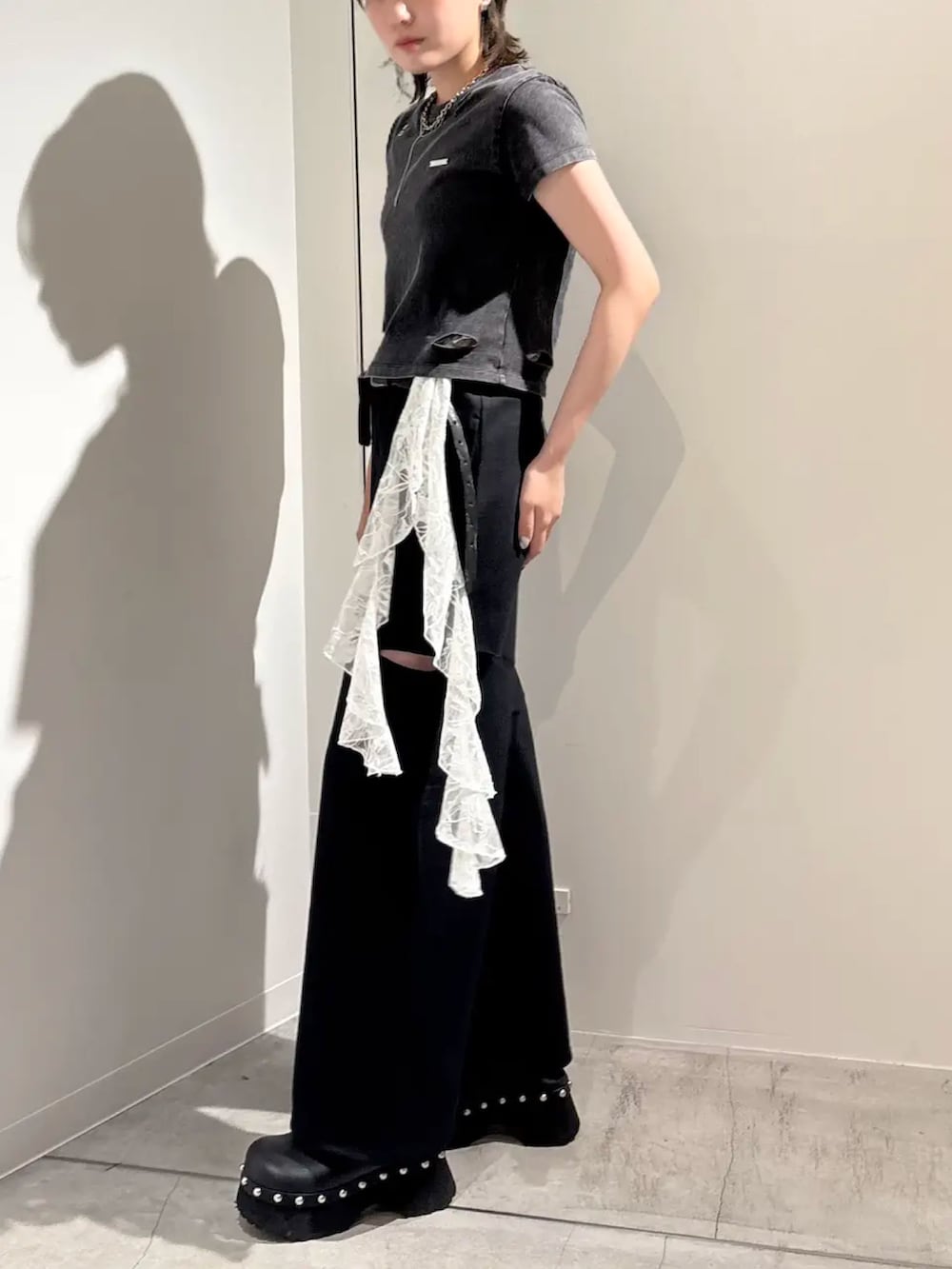 ブラック系のサンダル、ブラック系のTシャツ/カットソー、ホワイト系のタンクトップを着用したレディースの夏コーディネートの2枚目の写真