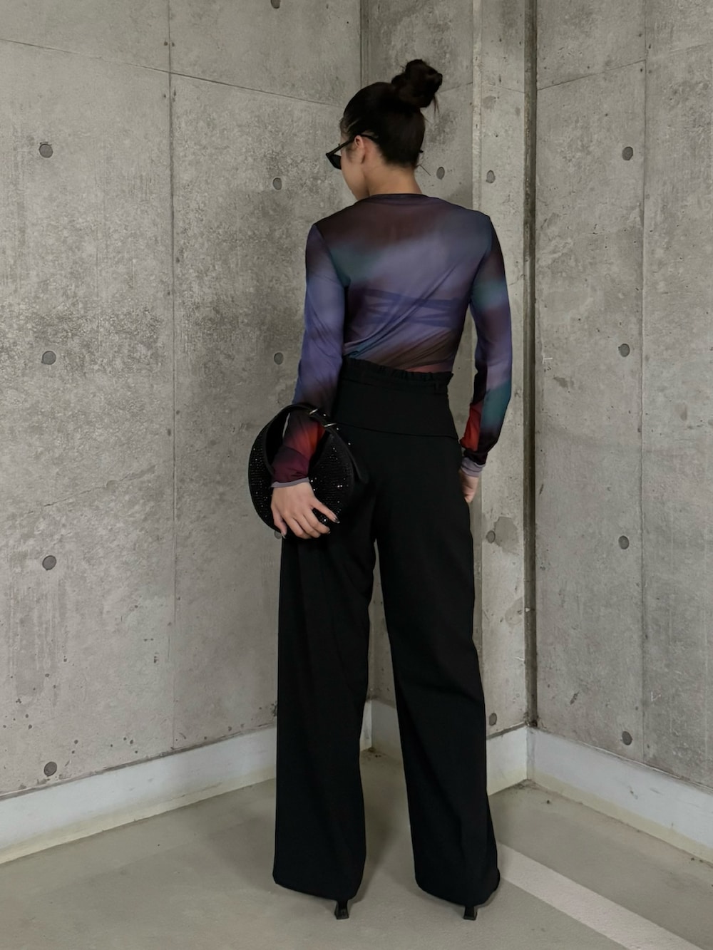 ブルー系のTシャツ/カットソー、ブラック系のパンプス、ブラック系のスラックスを着用したレディースの秋コーディネートの3枚目の写真