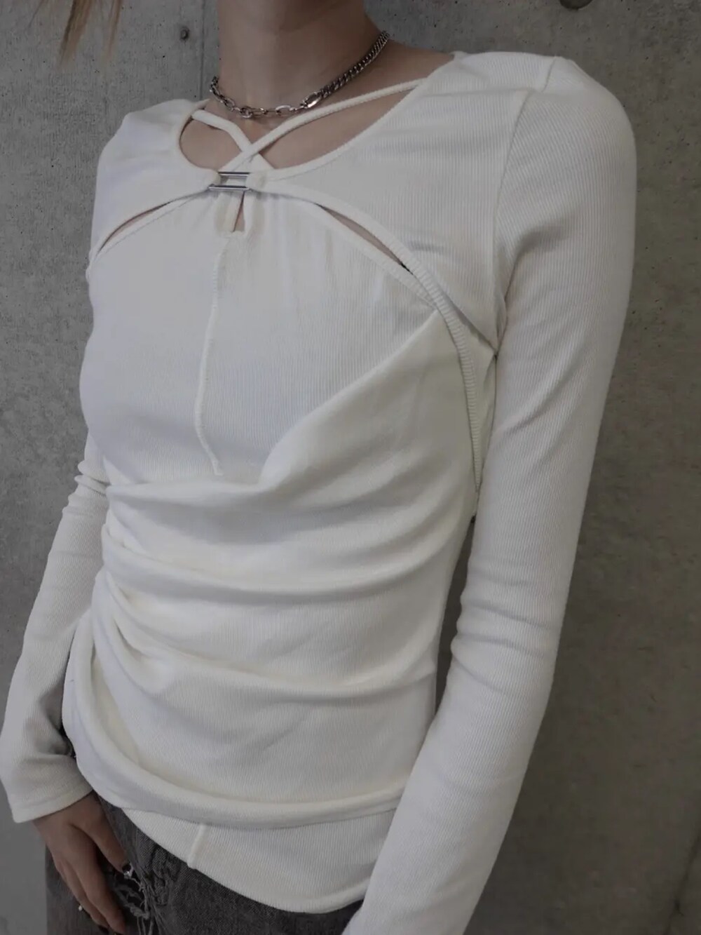 ホワイト系のTシャツ/カットソー、グレー系のデニムパンツ、ブラック系のサンダルを着用したレディースの春コーディネートの3枚目の写真