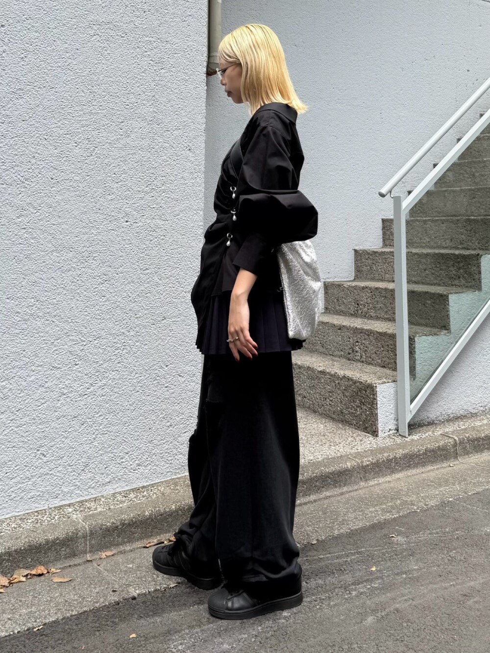 ブラック系のシャツ/ブラウス、ブラック系のスカートを着用したレディースの秋コーディネートの2枚目の写真