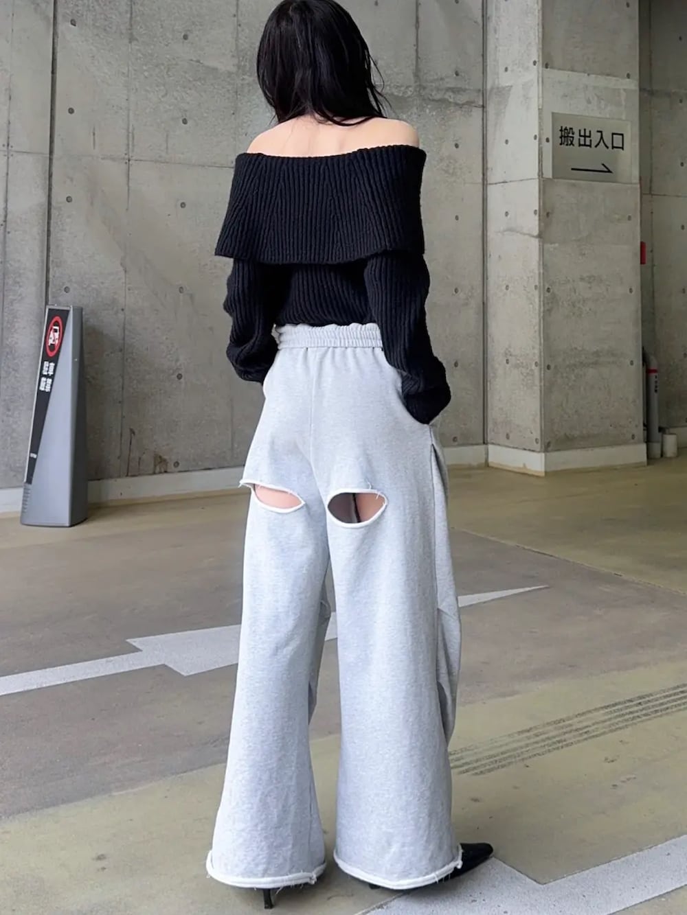 グレー系のスウェットパンツ、ブラック系のニット/セーターを着用したレディースの冬コーディネートの3枚目の写真