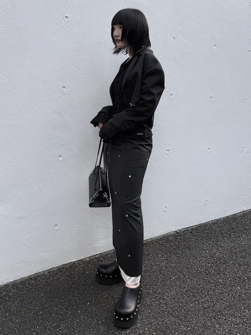 ブラック系のシャツ/ブラウス、ブラック系のテーラードジャケット、グレー系のスカートを着用したレディースの冬コーディネートの2枚目の写真