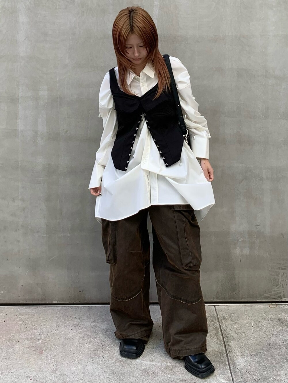 ブラック系のその他トップス、ホワイト系のシャツ/ブラウス、ブラック系のカーゴパンツを着用したレディースの秋コーディネートの2枚目の写真