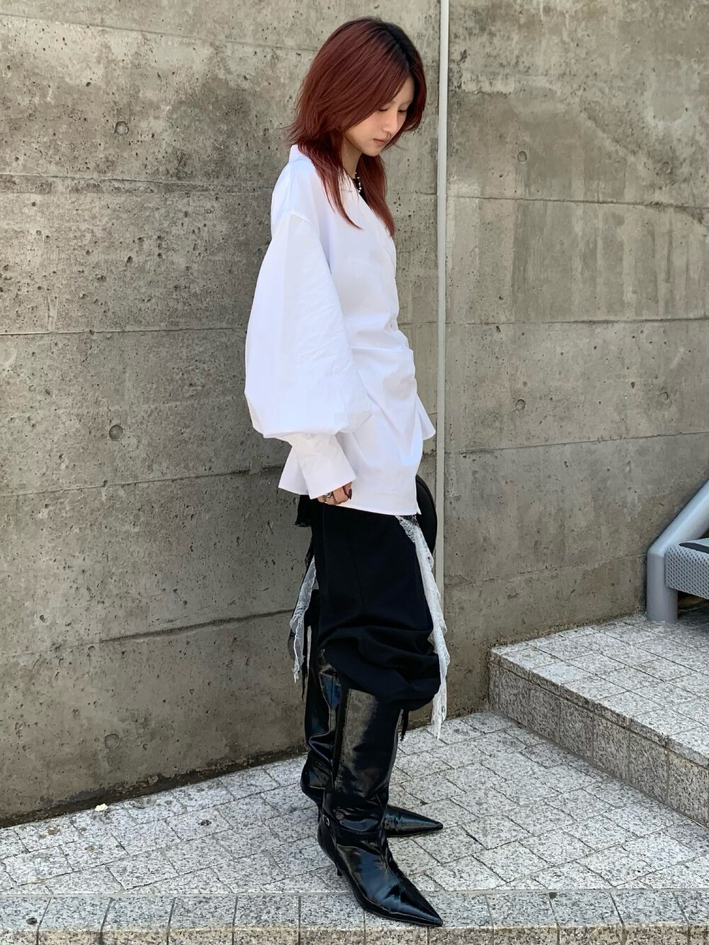 ブラック系のスラックス、ホワイト系のキャミソール、ブラック系のキャミソールを着用したレディースの秋コーディネートの3枚目の写真