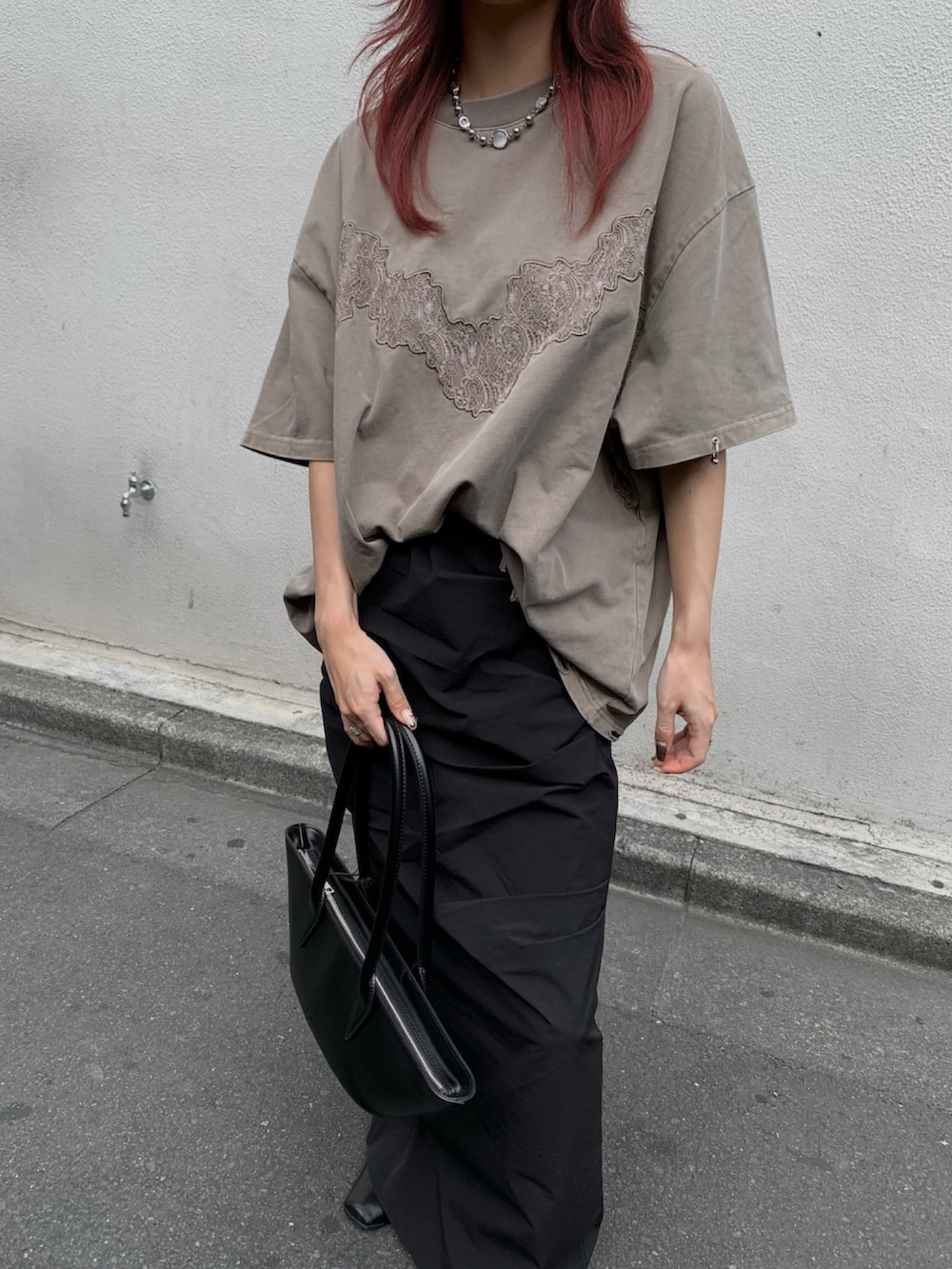 ベージュ系のTシャツ/カットソー、ブラック系のスカートを着用したレディースの夏コーディネートの6枚目の写真