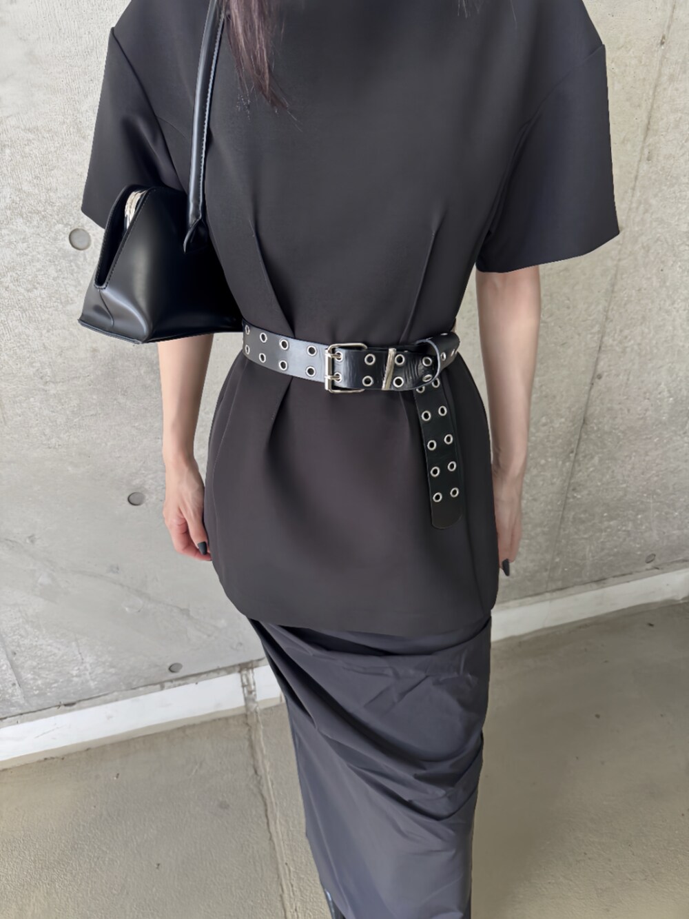 ブラック系のスカート、ブラック系のワンピースを着用したレディースの夏コーディネートの5枚目の写真