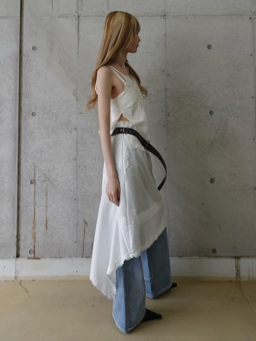 ホワイト系のキャミソール、ホワイト系のスカート、ブラック系のパンプスを着用したレディースの春コーディネートの2枚目の写真