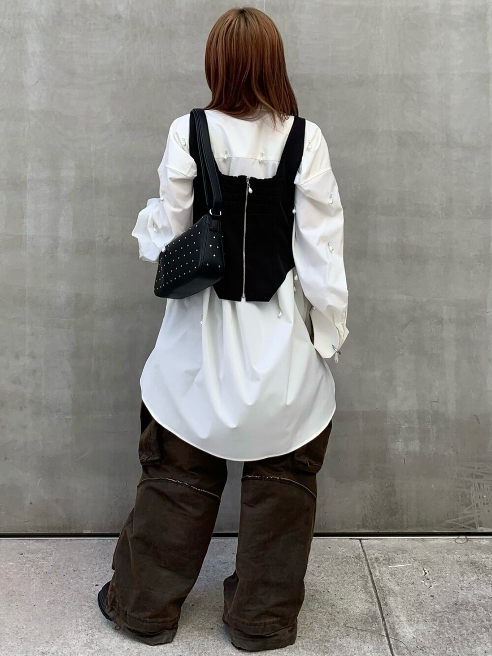 ブラック系のその他トップス、ホワイト系のシャツ/ブラウス、ブラック系のカーゴパンツを着用したレディースの秋コーディネートの4枚目の写真