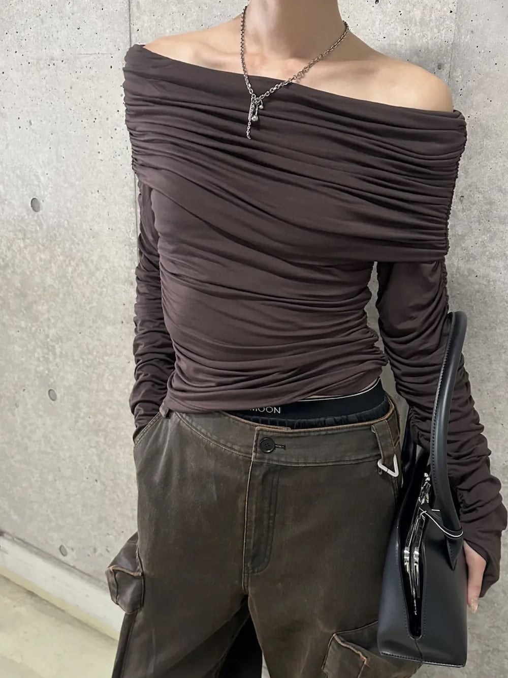 ブラウン系のTシャツ/カットソー、ブラウン系のカーゴパンツを着用したレディースの秋コーディネートの4枚目の写真