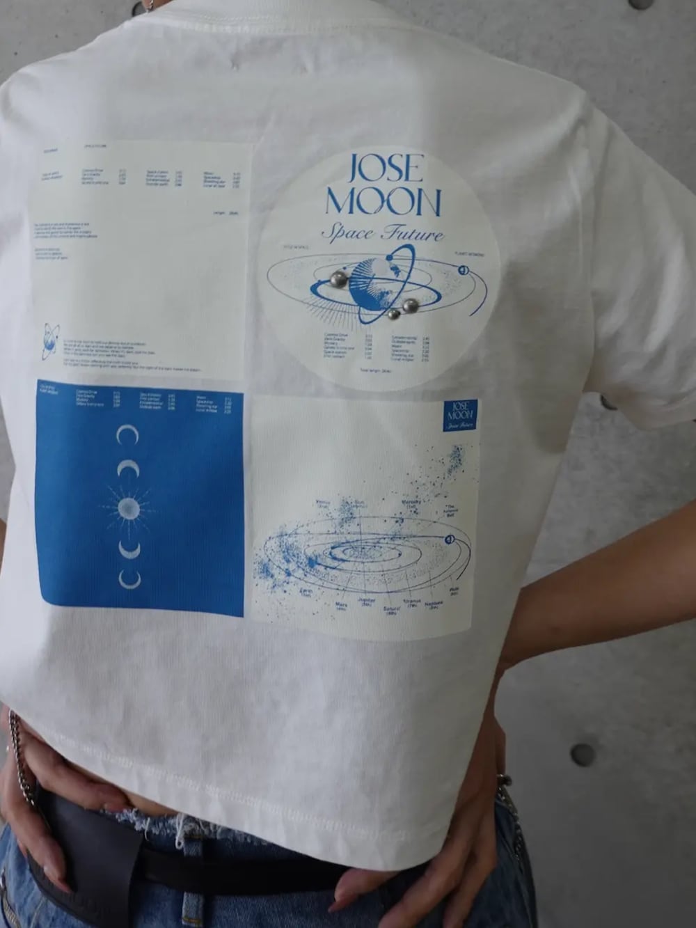 ホワイト系のTシャツ/カットソーを着用したレディースの春コーディネートの4枚目の写真