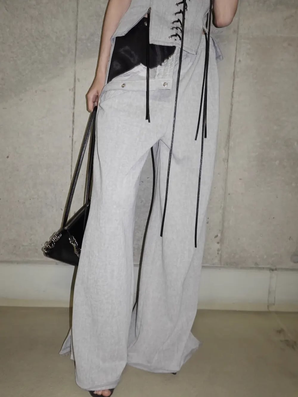 グレー系のその他トップス、グレー系のスウェットパンツ、ブラック系のブーツを着用したレディースの春コーディネートの5枚目の写真