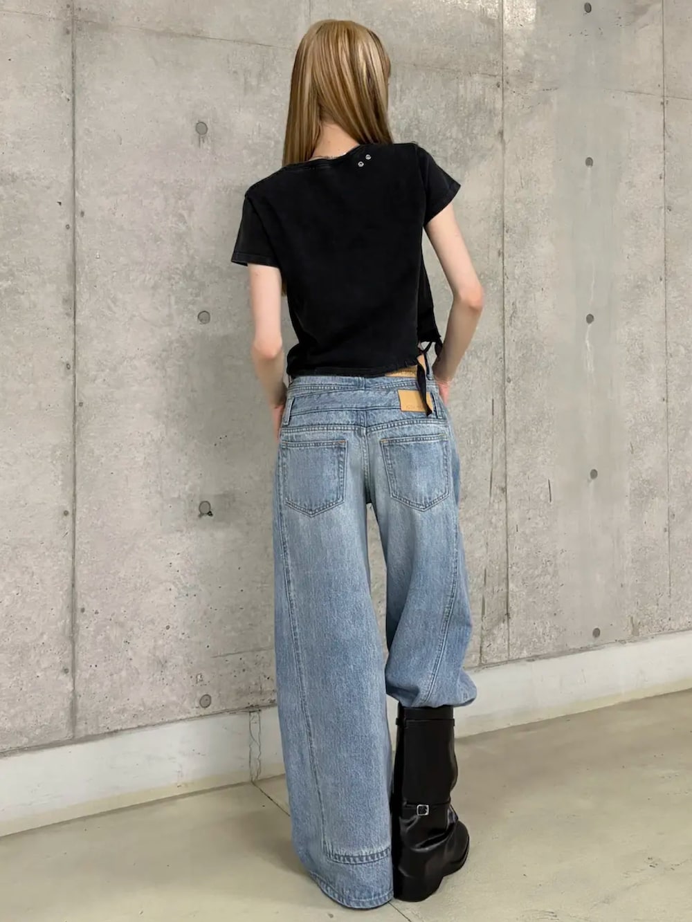 ブラック系のTシャツ/カットソー、ブルー系のデニムパンツ、ブラック系のブーツを着用したレディースの夏コーディネートの4枚目の写真