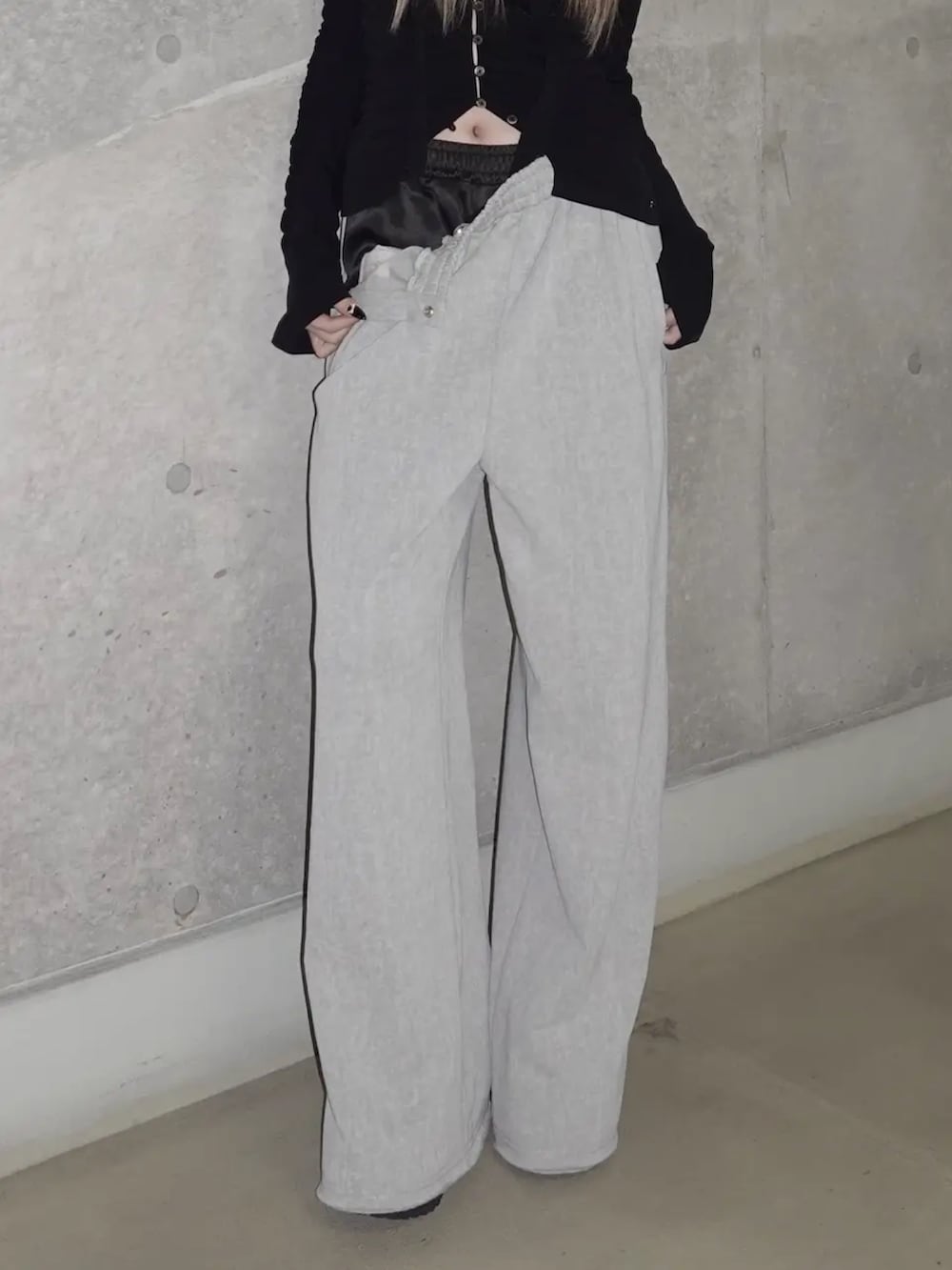 ブラック系のTシャツ/カットソー、グレー系のスウェットパンツ、ブラック系のサンダルを着用したレディースの春コーディネートの5枚目の写真