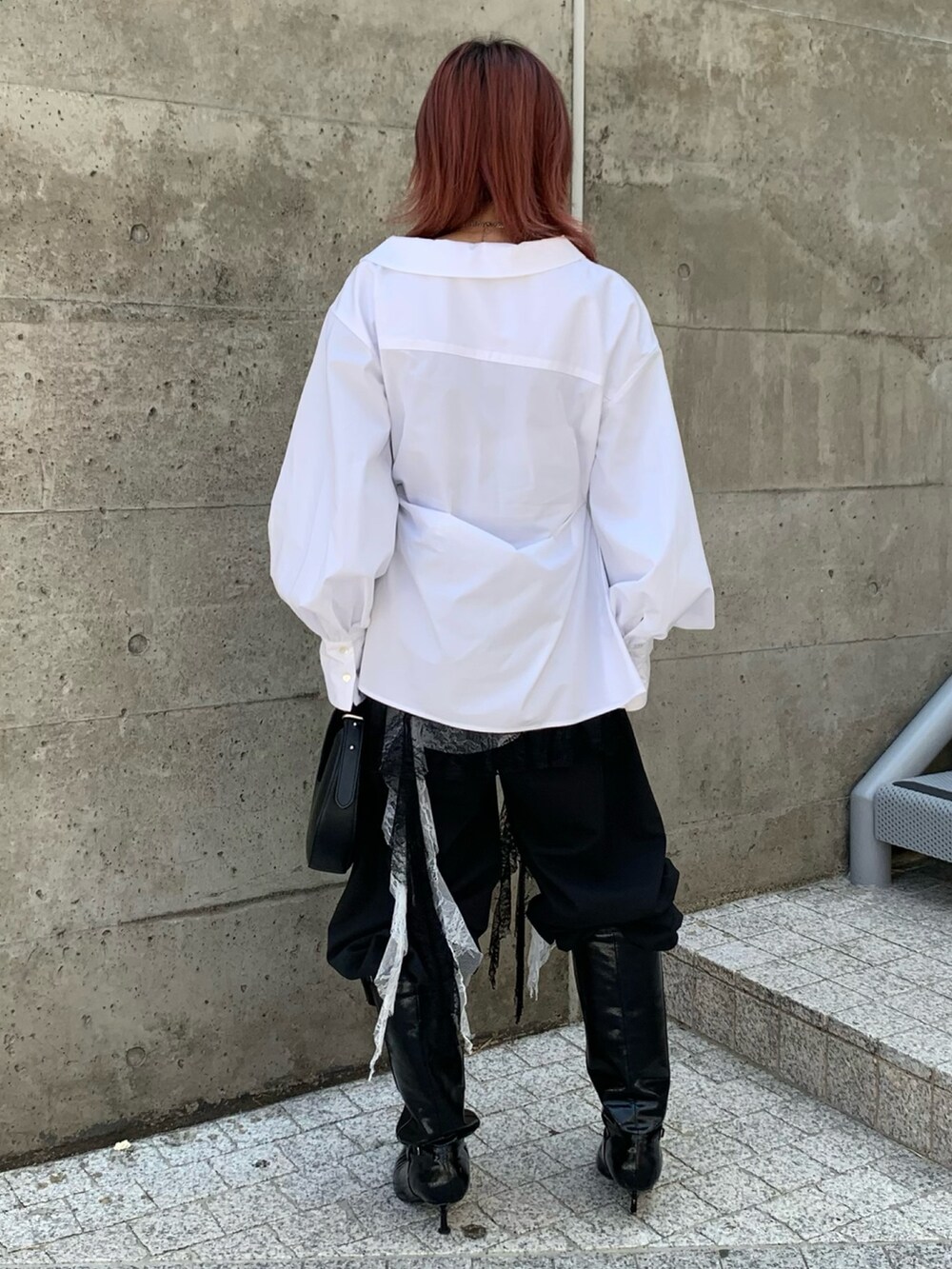 ブラック系のスラックス、ホワイト系のキャミソール、ブラック系のキャミソールを着用したレディースの秋コーディネートの4枚目の写真