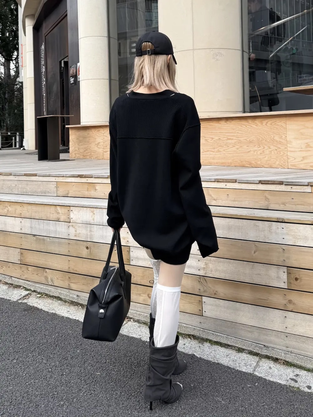 ブラック系のカーディガン/ボレロ、ブラック系のその他パンツ、ブラック系のキャップを着用したレディースの冬コーディネートの3枚目の写真