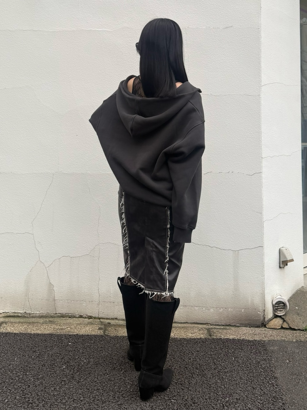 ブラック系のブーツ、グリーン系のスカートを着用したレディースの冬コーディネートの2枚目の写真