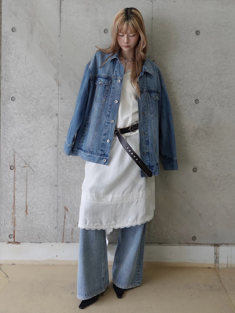 ホワイト系のキャミソール、ホワイト系のスカート、ブラック系のパンプスを着用したレディースの春コーディネートの4枚目の写真