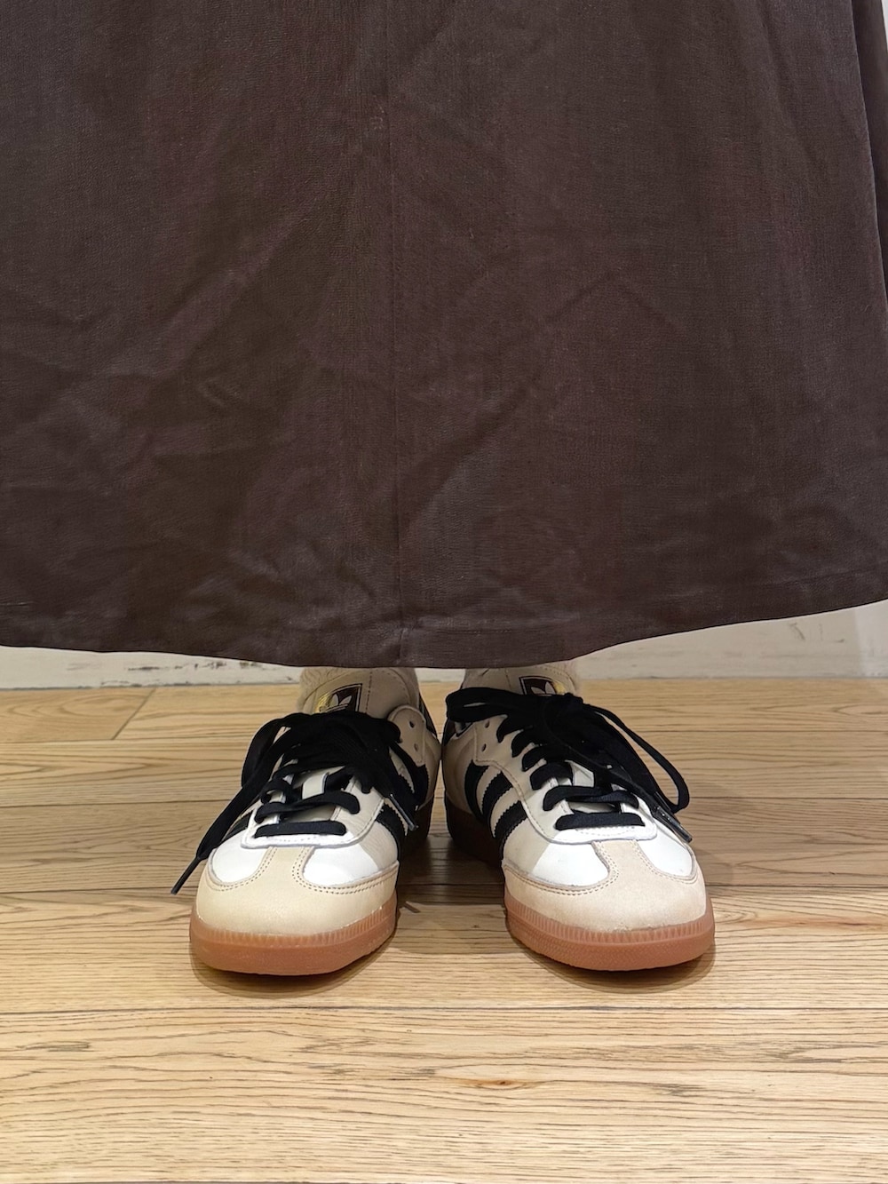 ホワイト系のベスト、ホワイト系のニット/セーター、ブラウン系のスカートを着用したレディースの秋コーディネートの8枚目の写真