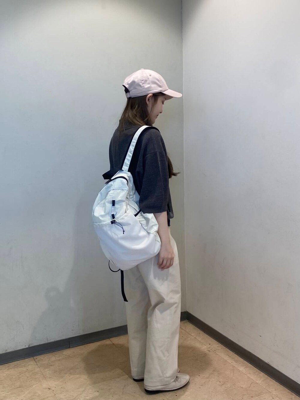 ベージュ系のその他パンツ、ブラック系のタンクトップ、ベージュ系のバレエシューズを着用したレディースの夏コーディネートの4枚目の写真