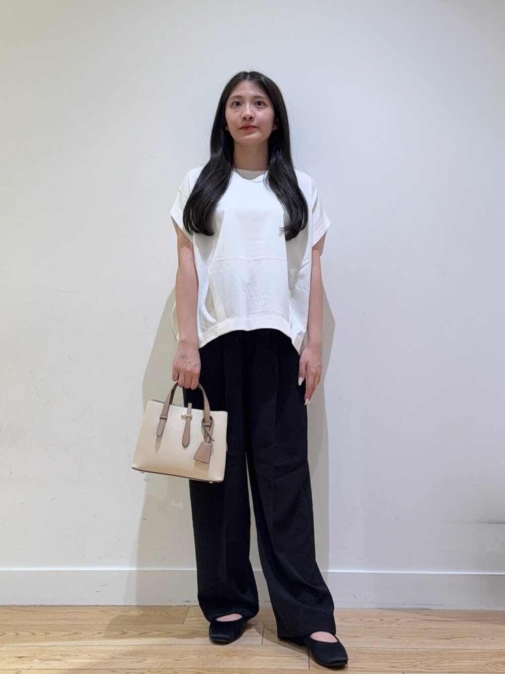 ホワイト系のTシャツ/カットソー、ブラック系のその他パンツを着用したレディースの夏コーディネートの3枚目の写真