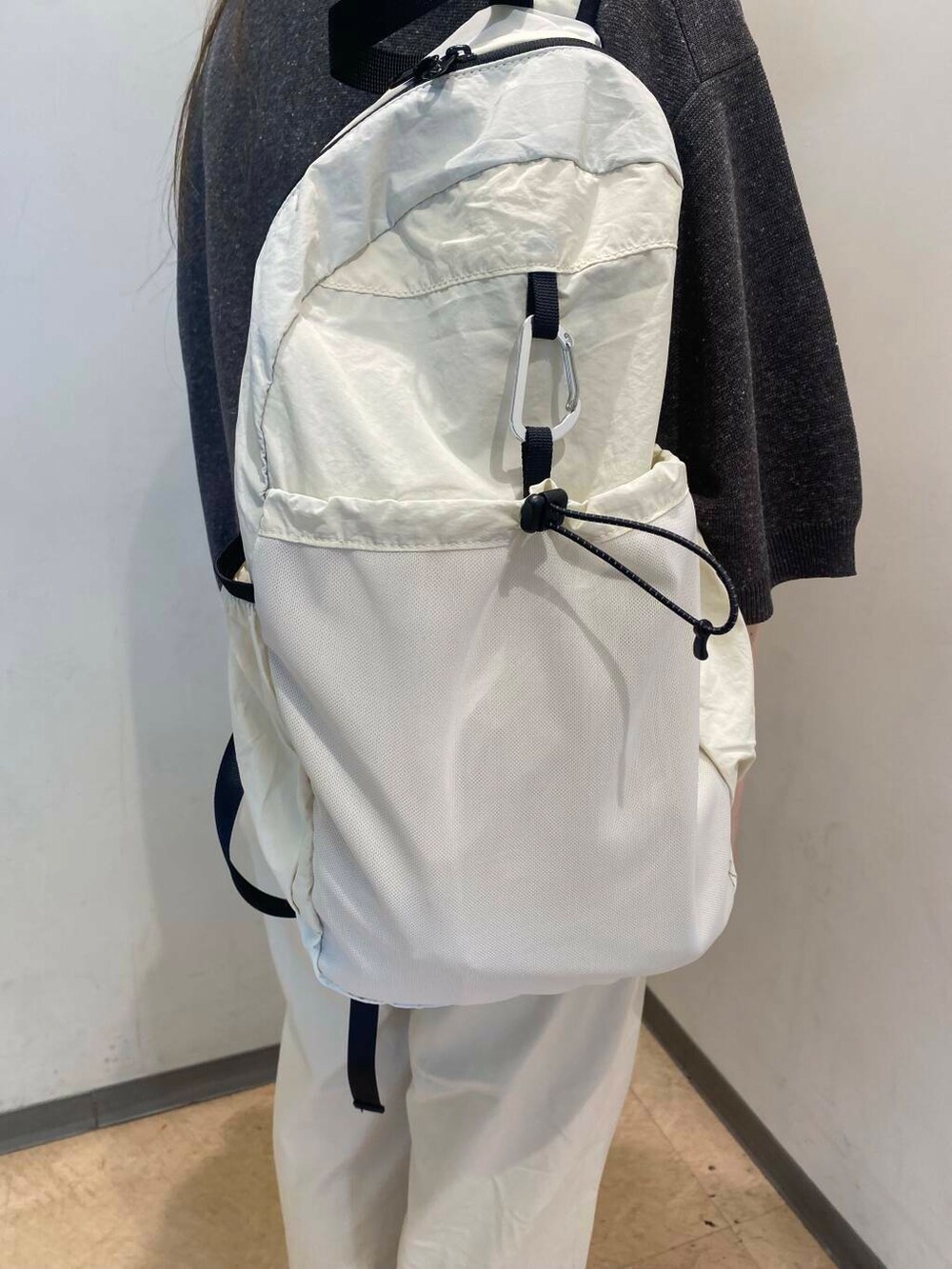 ベージュ系のその他パンツ、ブラック系のタンクトップ、ベージュ系のバレエシューズを着用したレディースの夏コーディネートの6枚目の写真