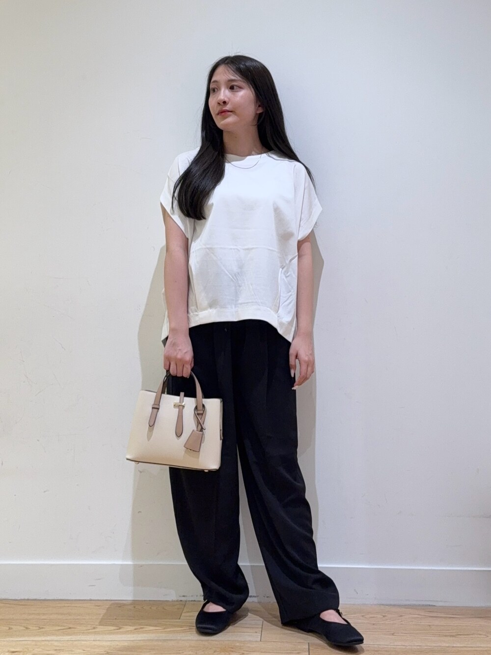 ホワイト系のTシャツ/カットソー、ブラック系のその他パンツを着用したレディースの夏コーディネートの2枚目の写真