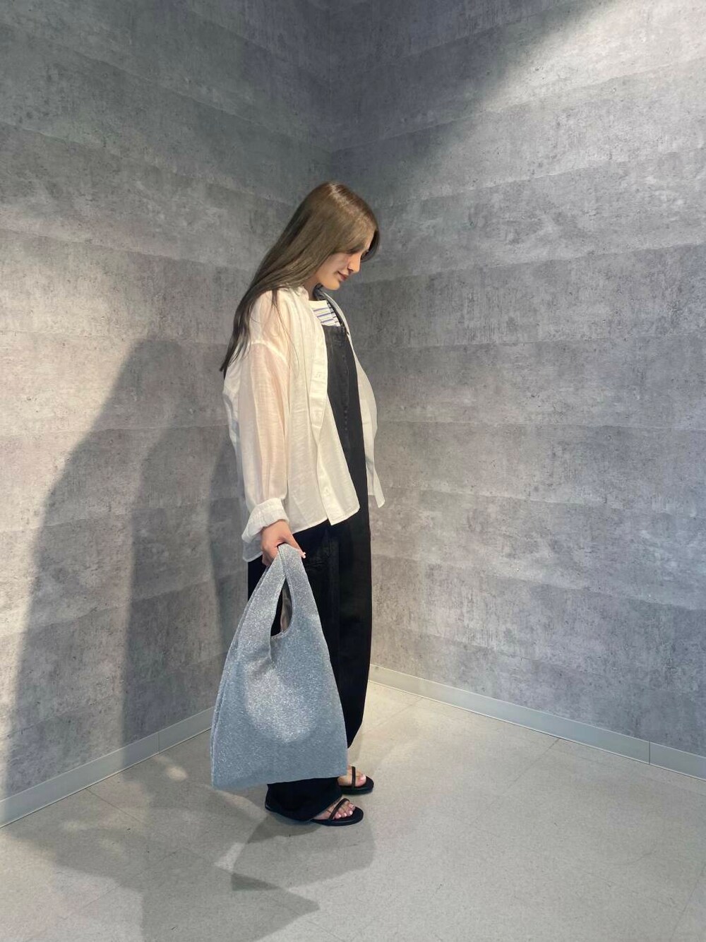 ブラック系のサンダル、グリーン系のタンクトップ、ブラック系のサロペット/オーバーオールを着用したレディースの夏コーディネートの3枚目の写真