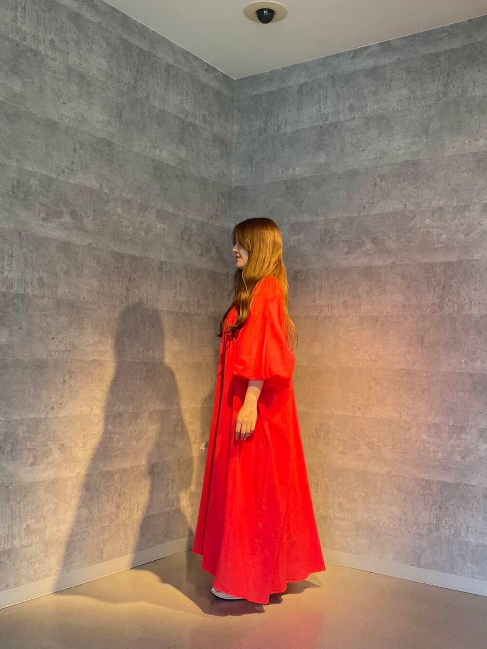 ベージュ系のかごバッグ、ホワイト系のワンピース、レッド系のワンピースを着用したレディースの夏コーディネートの4枚目の写真