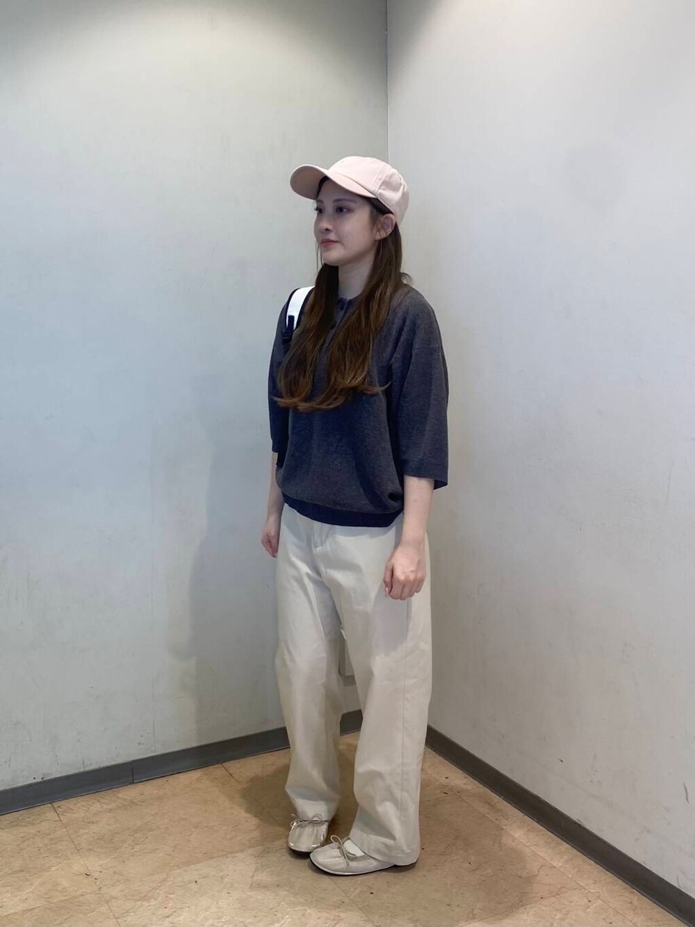 ベージュ系のその他パンツ、ブラック系のタンクトップ、ベージュ系のバレエシューズを着用したレディースの夏コーディネートの3枚目の写真