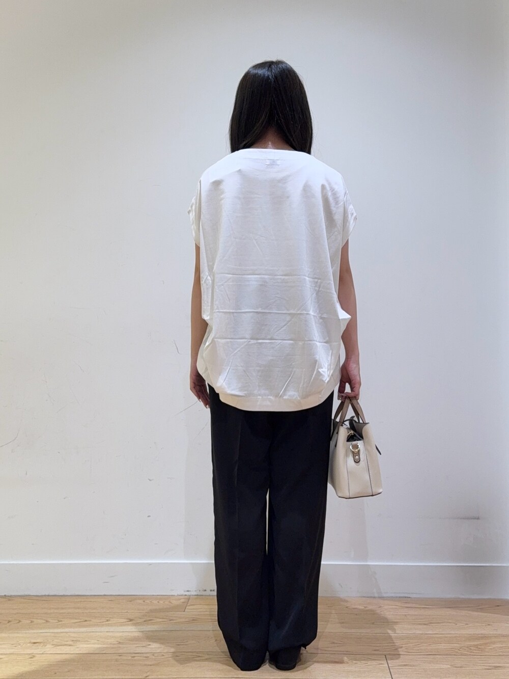 ホワイト系のTシャツ/カットソー、ブラック系のその他パンツを着用したレディースの夏コーディネートの5枚目の写真