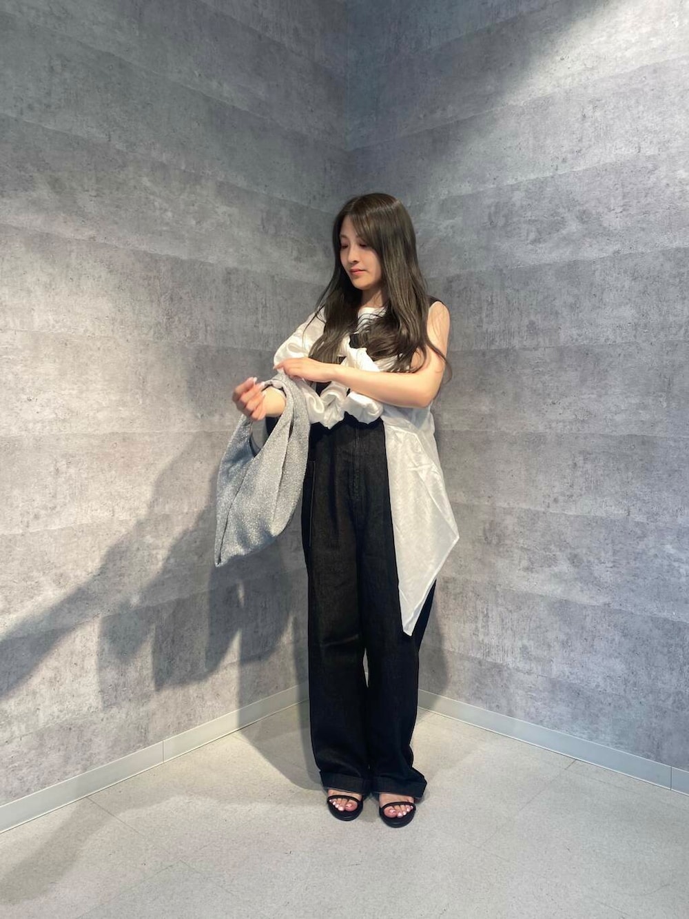 ブラック系のサンダル、グリーン系のタンクトップ、ブラック系のサロペット/オーバーオールを着用したレディースの夏コーディネートの2枚目の写真