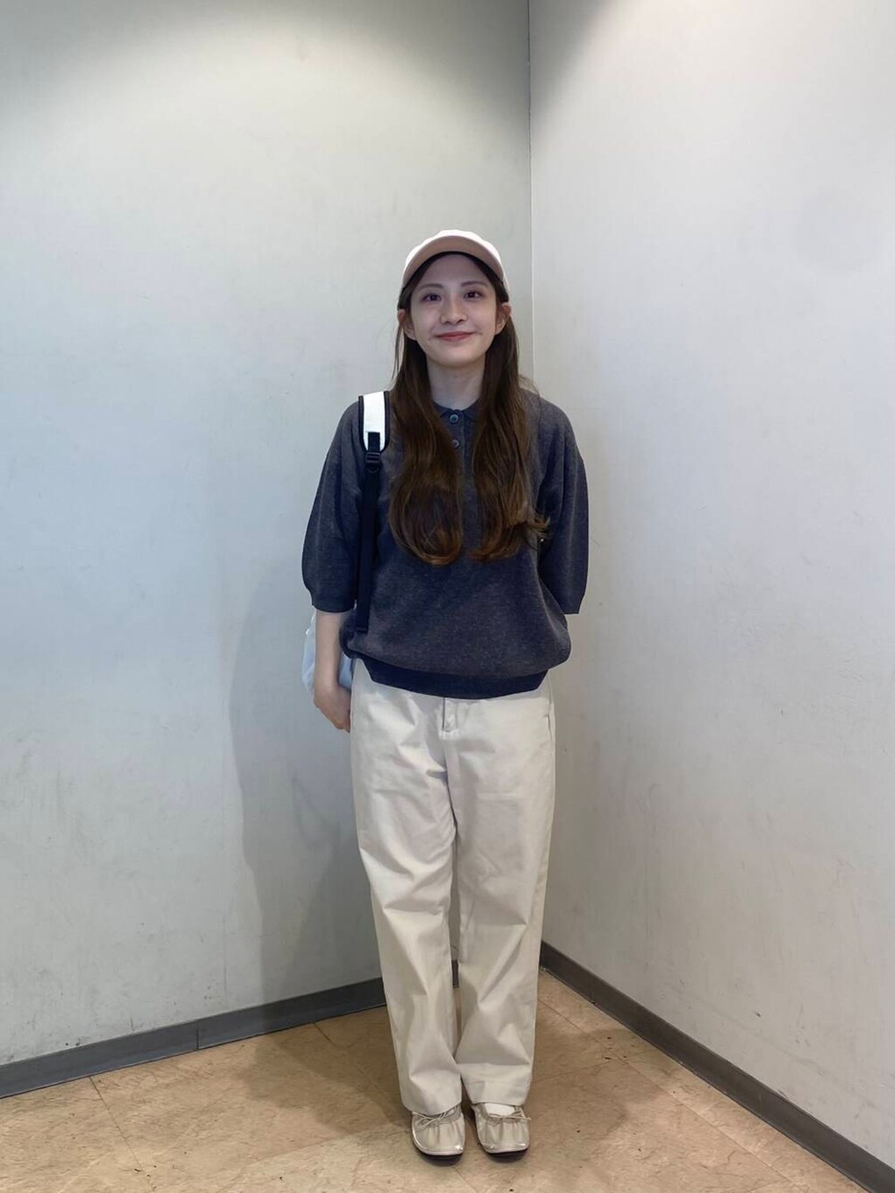 ベージュ系のその他パンツ、ブラック系のタンクトップ、ベージュ系のバレエシューズを着用したレディースの夏コーディネートの2枚目の写真