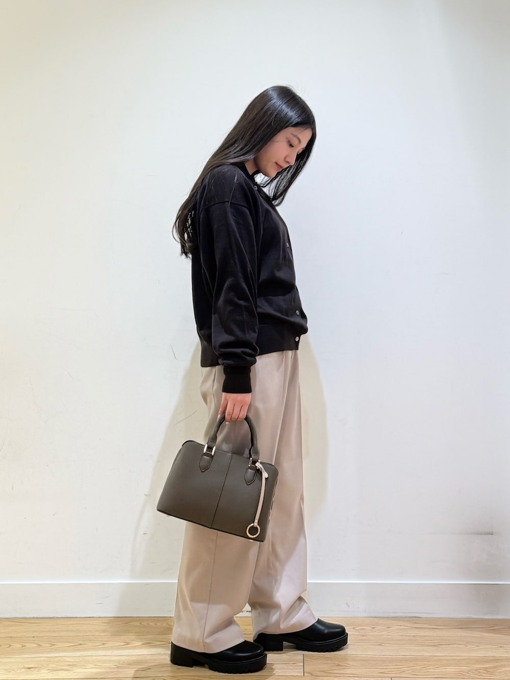 グレー系のステンカラーコート、パープル系のハンドバッグ、ベージュ系のその他パンツを着用したレディースの秋コーディネートの8枚目の写真