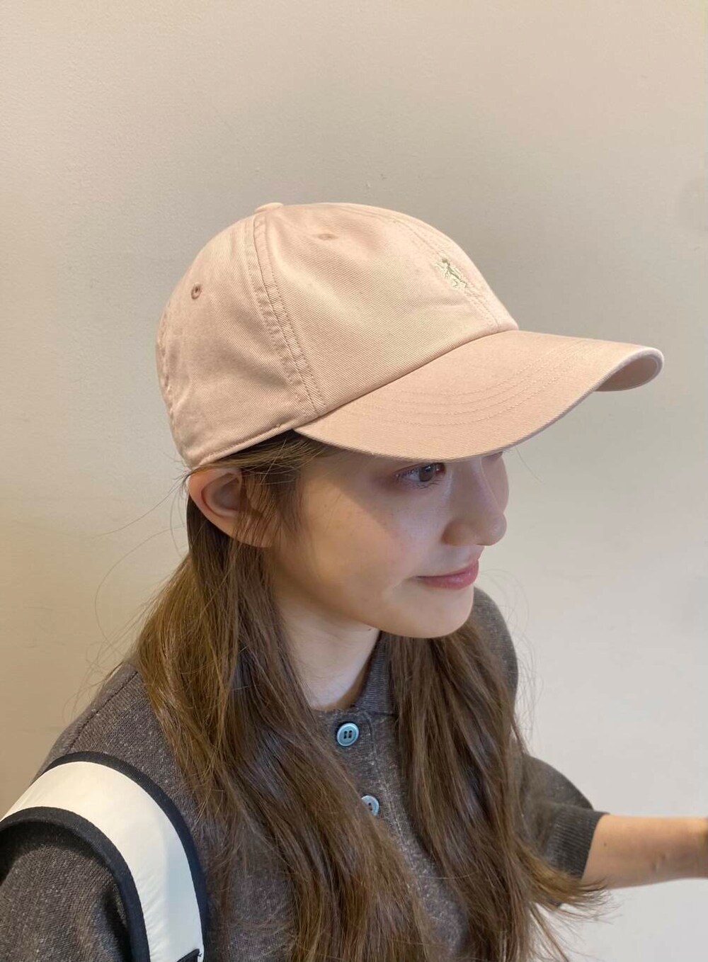 ベージュ系のその他パンツ、ブラック系のタンクトップ、ベージュ系のバレエシューズを着用したレディースの夏コーディネートの5枚目の写真