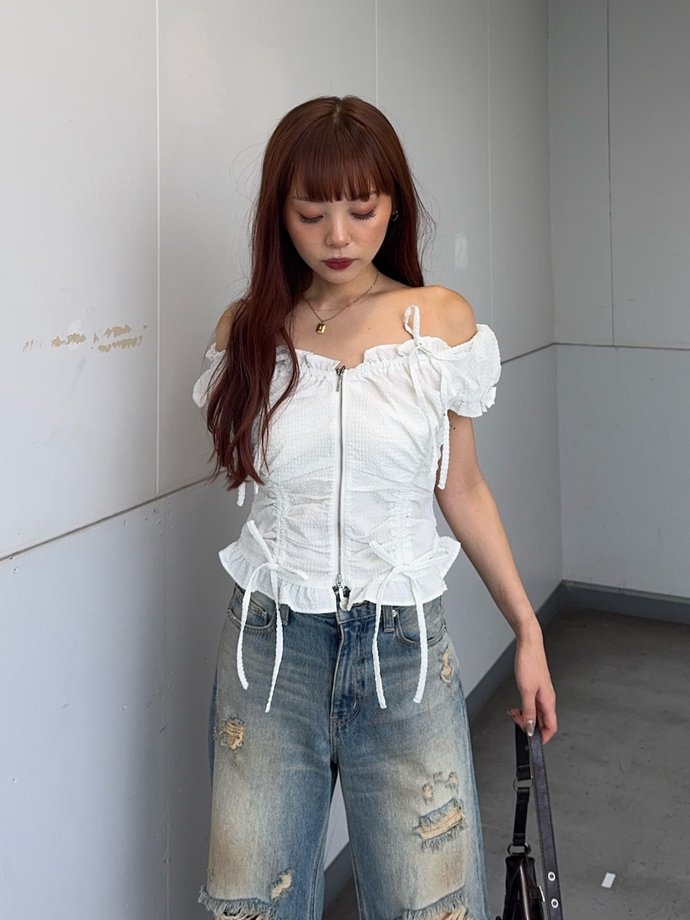 ホワイト系のシャツ/ブラウス、ブルー系のデニムパンツ、ブラウン系のショルダーバッグを着用したレディースの夏コーディネートの5枚目の写真