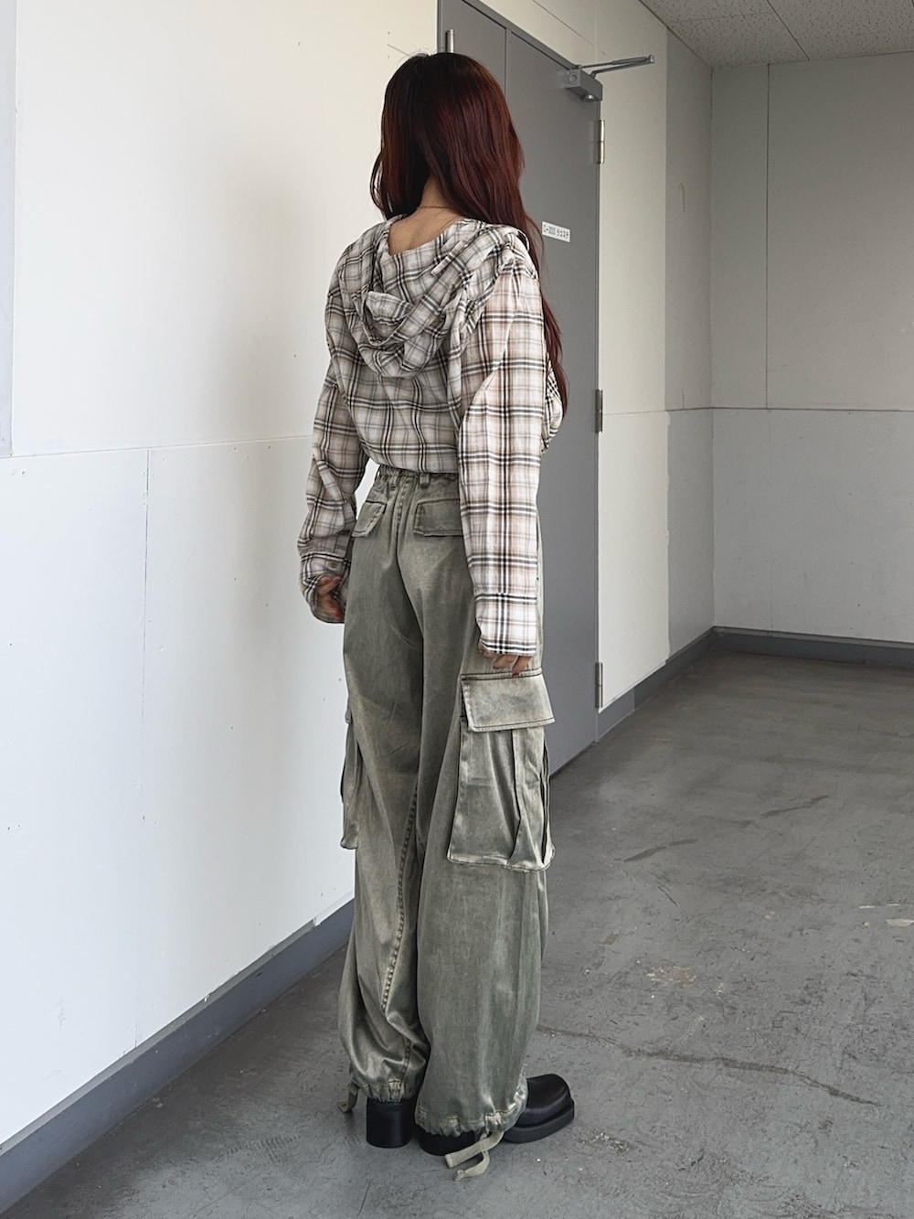 ベージュ系のシャツ/ブラウス、グリーン系のカーゴパンツ、ブラック系のブーツを着用したレディースの春コーディネートの2枚目の写真