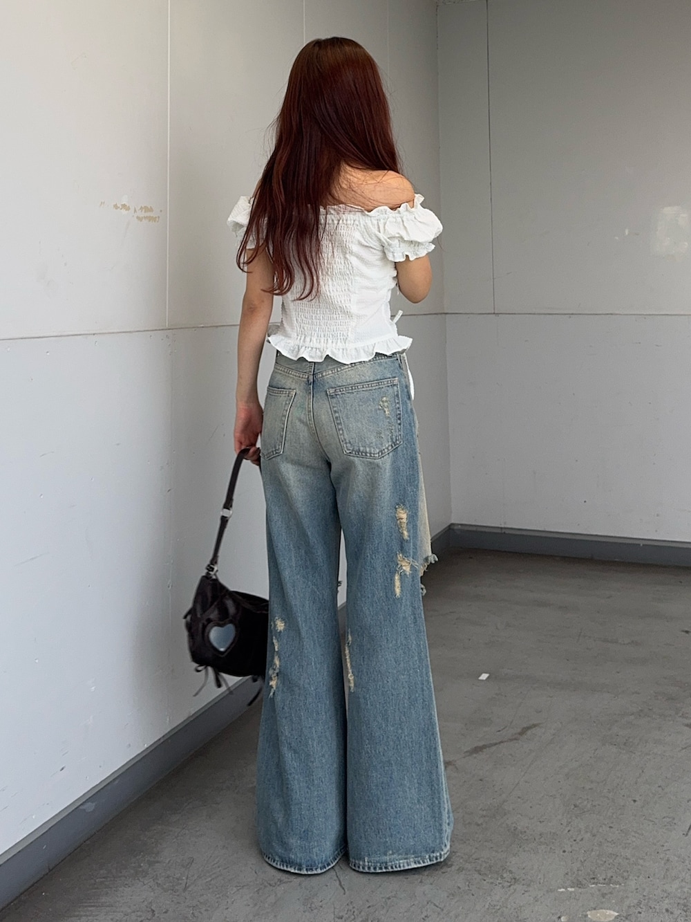 ホワイト系のシャツ/ブラウス、ブルー系のデニムパンツ、ブラウン系のショルダーバッグを着用したレディースの夏コーディネートの3枚目の写真