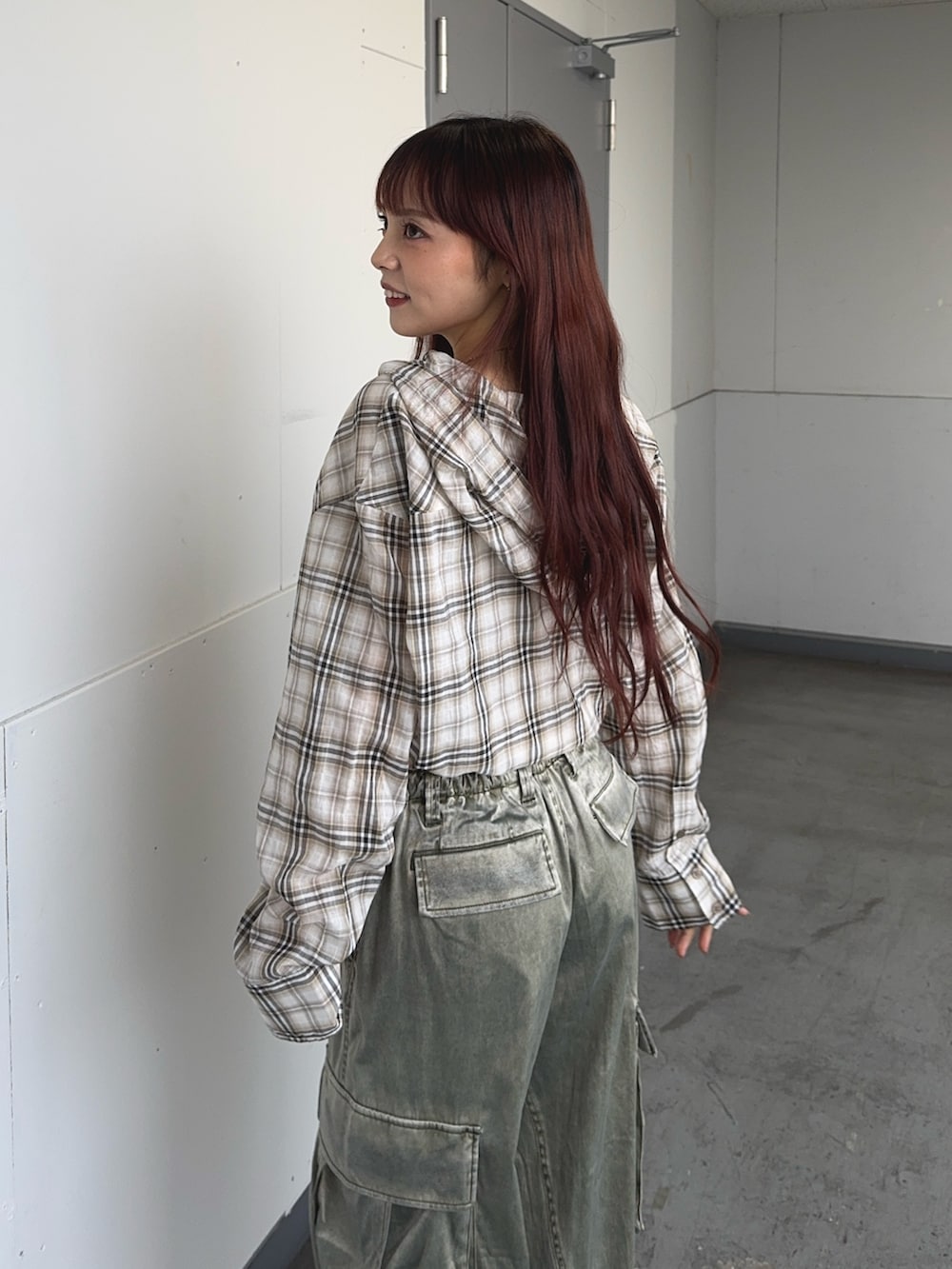ベージュ系のシャツ/ブラウス、グリーン系のカーゴパンツ、ブラック系のブーツを着用したレディースの春コーディネートの4枚目の写真